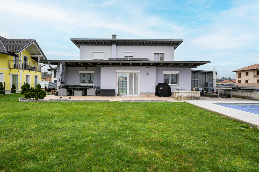 Mattighofen - Vollmöbliertes Einfamilienhaus mit Garage, Carport, Garten und Swimmingpool.